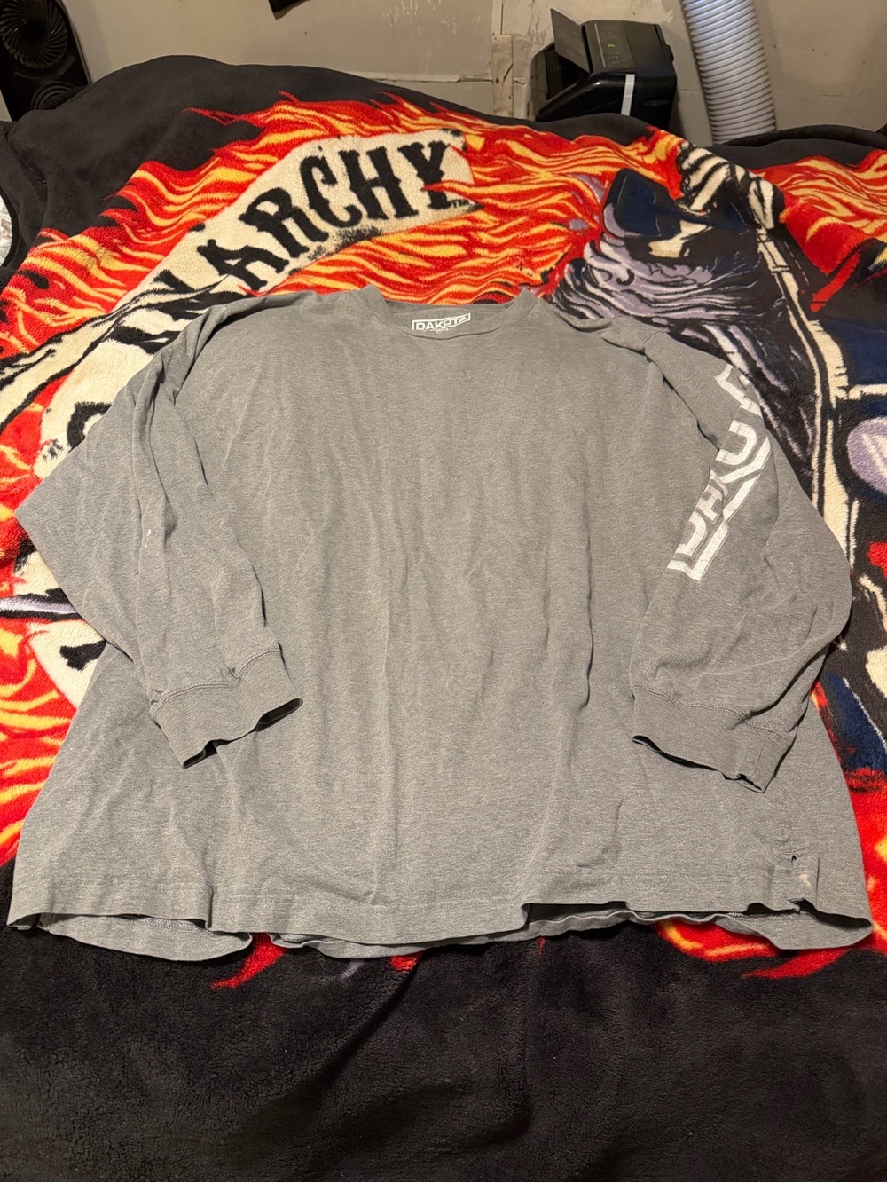 Darkrz Gray Long Sleeve Graphic Crewneck Shirt